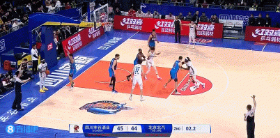 越打越好！曾凡博半场攻防亮眼 7中5贡献12分2板2助1血帽1压哨