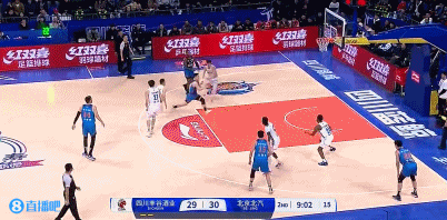 越打越好！曾凡博半场攻防亮眼 7中5贡献12分2板2助1血帽1压哨