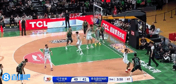 动作很流畅！张镇麟底线单打突破 后仰金鸡独立中投弹进！