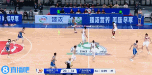 防守意识可以！徐昕追防大帽桑韦尔 但后者二次进攻射进三分