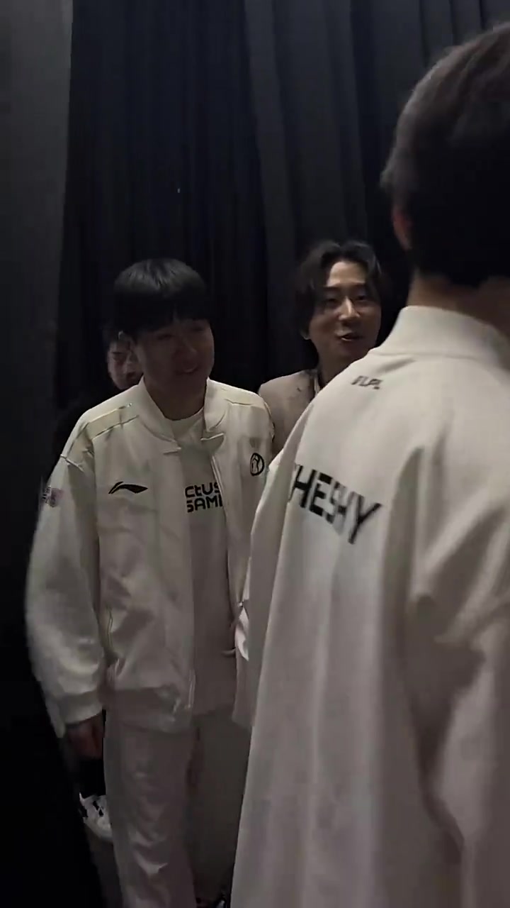 iG分享Daeny赛后迎接队员下台视频：下把继续加油