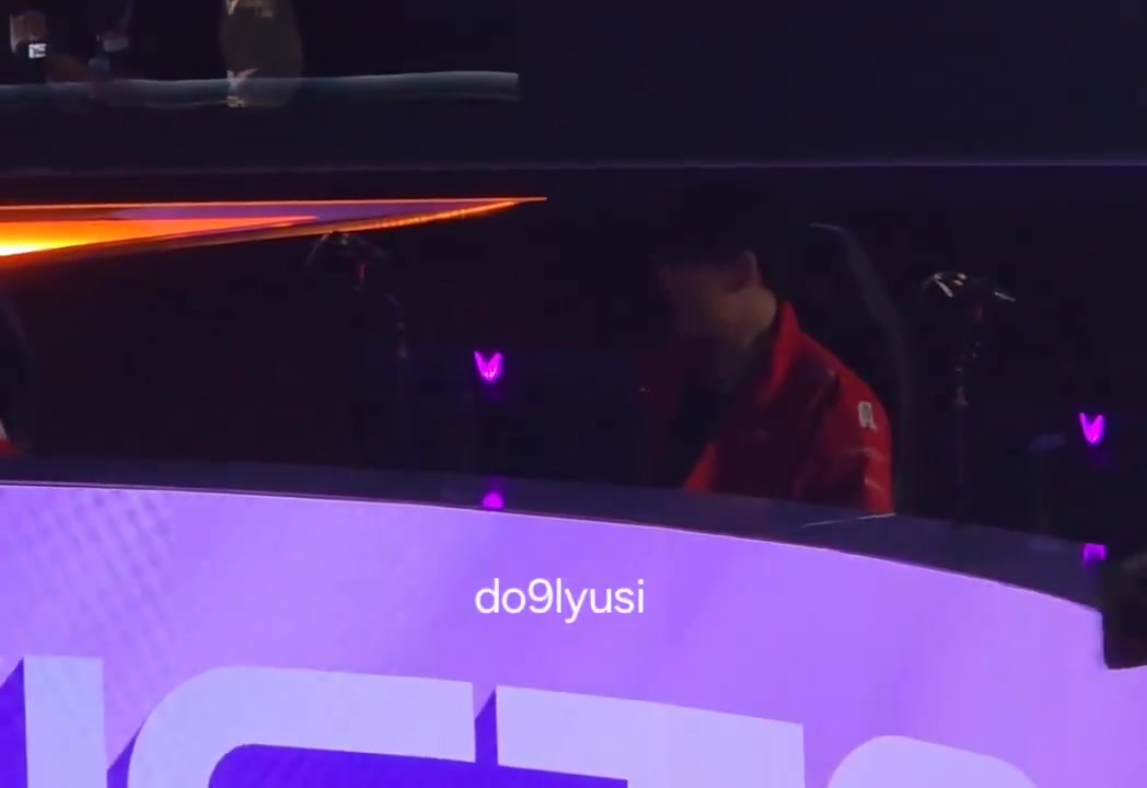 兄弟我好想你！Gumayusi坐在选手席看到Zeus退场会心一笑