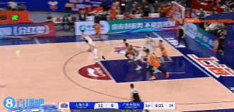 热得发烫！徐杰抛投得手后连中三分 个人独得8分率队顽强咬住