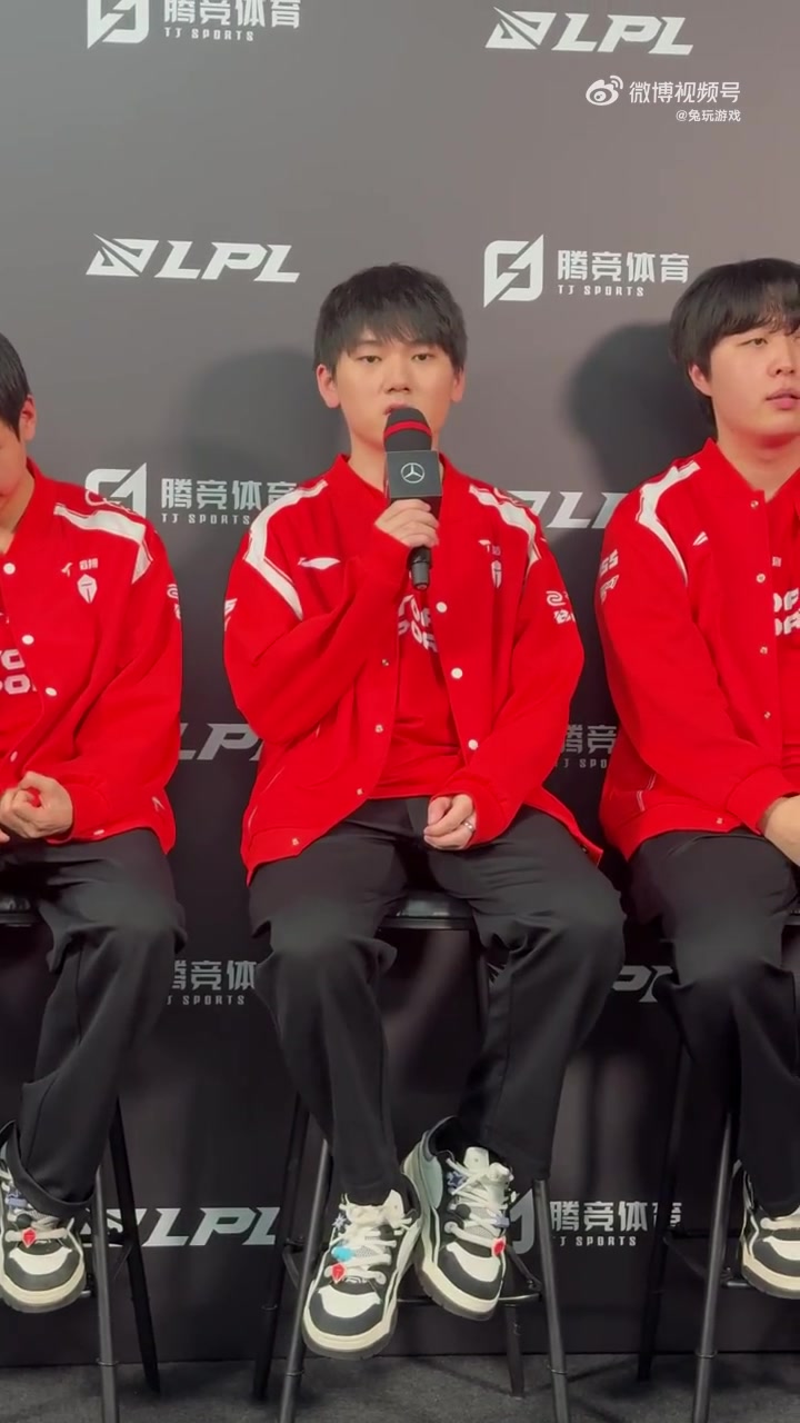 贴吧网友热议JKL赛后采访手抖：这心态难怪先锋赛打成这B样