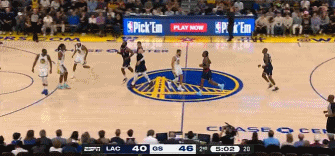 猛虎下山！小卡侧翼突破直插篮下 腾空暴起双手将球砸进篮筐