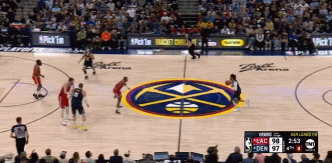 这应该手拿把掐呀！阿隆-戈登顺下垫步单手扣空篮 但是扣飞...