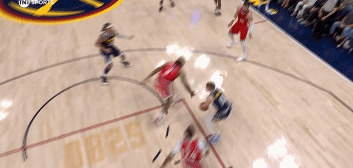 这应该手拿把掐呀！阿隆-戈登顺下垫步单手扣空篮 但是扣飞...