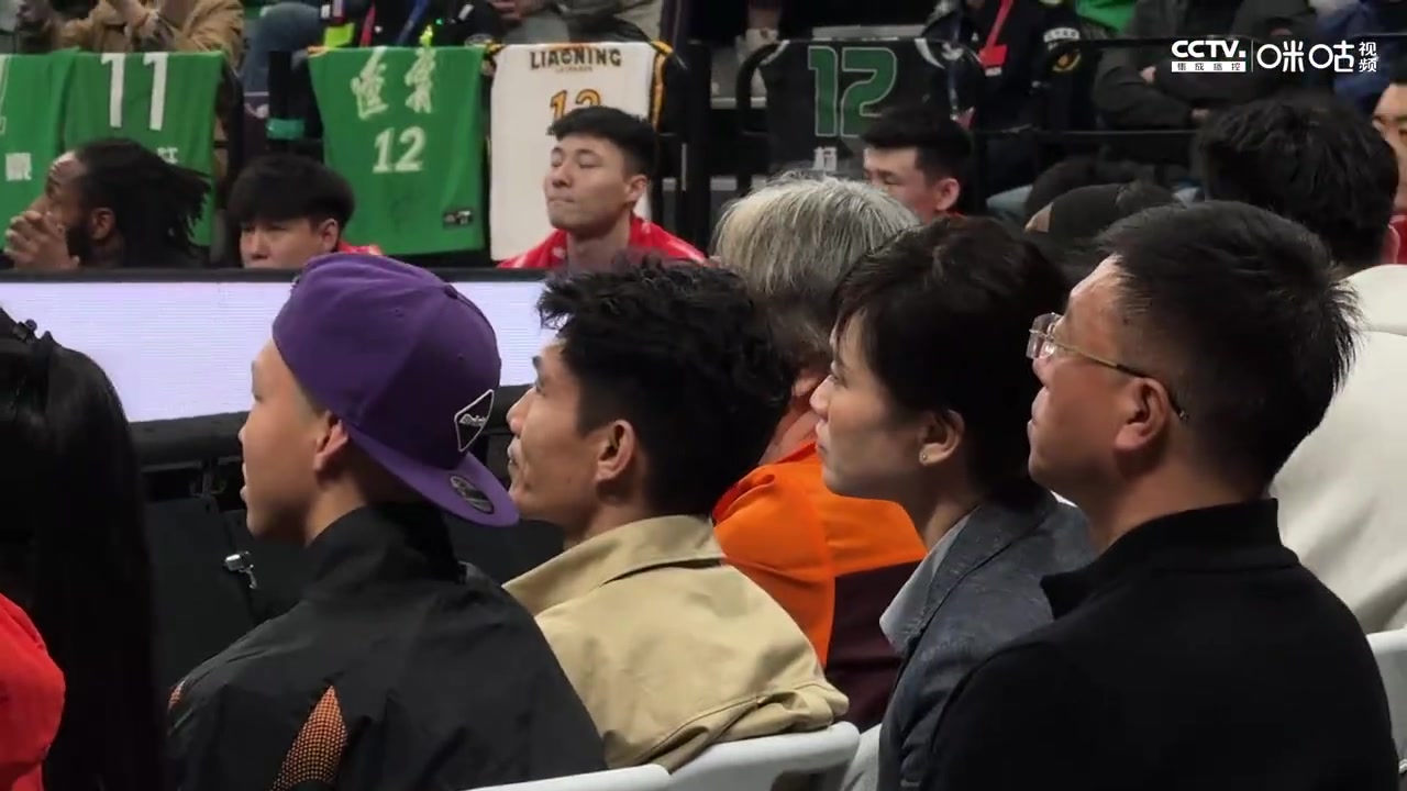 辽宁人！前国足队长、亚洲足球先生郑智现身观战辽宁VS广厦G3