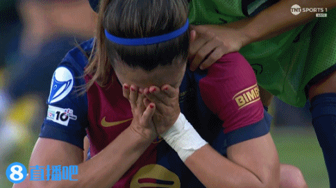 巴萨女足三连冠梦碎！邦马蒂赛后蹲在场上掩面痛哭