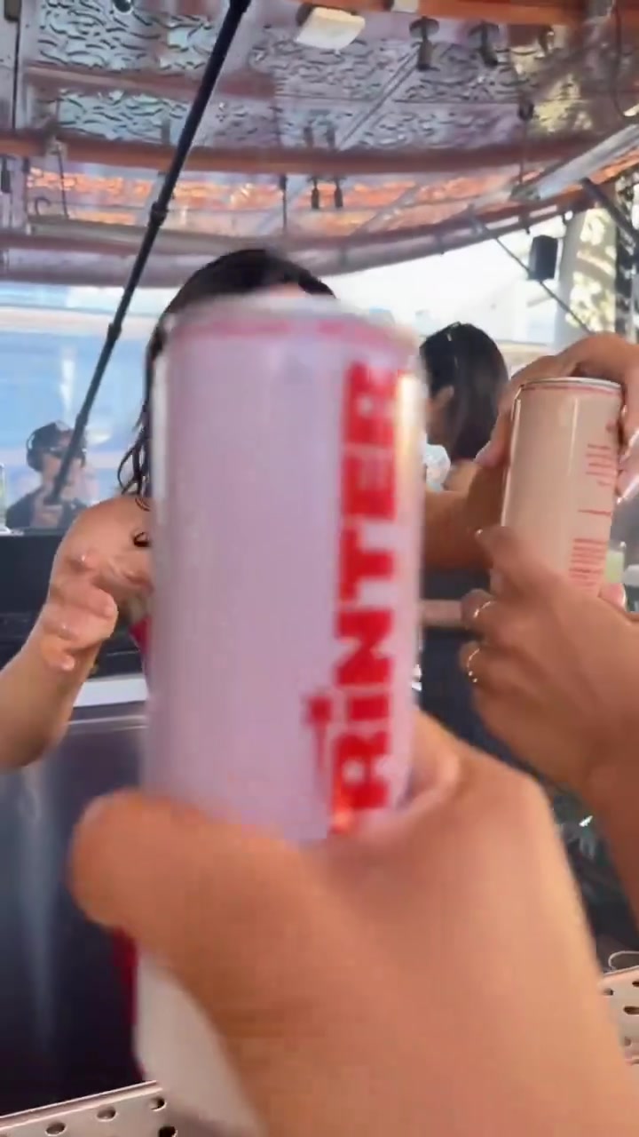 大尺度💋凯莉-詹娜转发美剧片段：尼克斯赢球时我才会啪啪啪